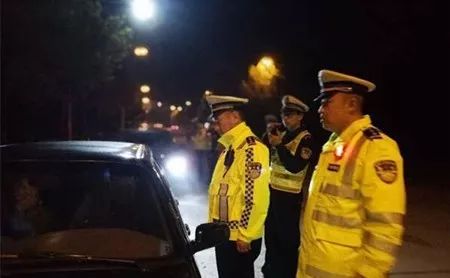 高速交警動(dòng)用破胎器威懾暴力闖卡，路虎車被瞬間破胎